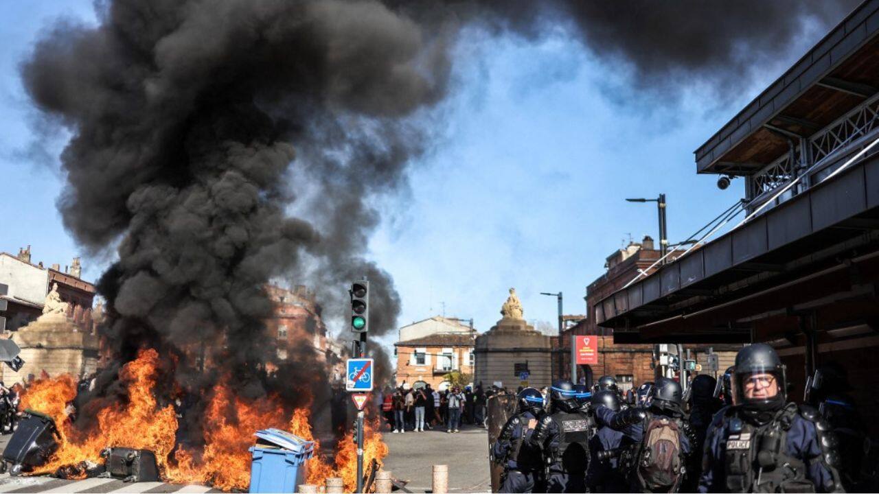 Around 64 percent of people still support the anti-pension reform protests, polling firm Odoxa found in a survey published on April 6, little changed from previous weeks. (Source: AFP)