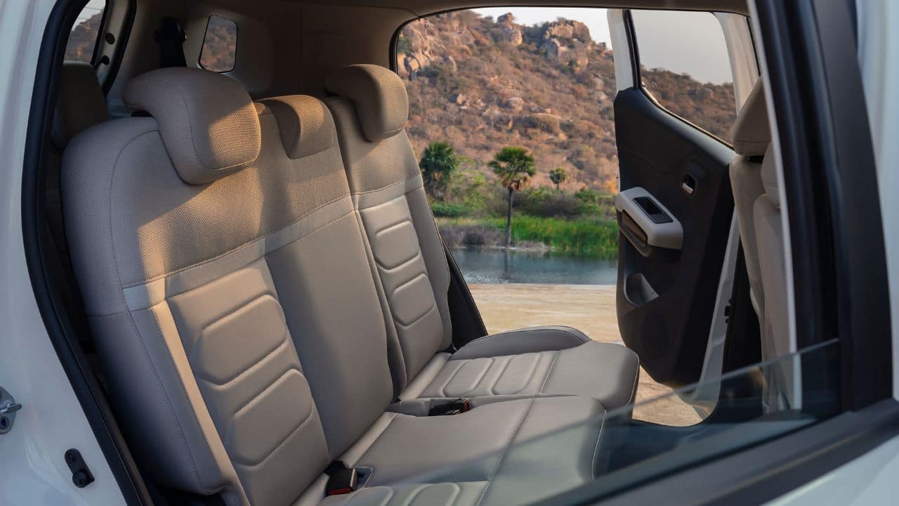 Supremely comfortable seats combine with a powerful climate and air-conditioning system to keep everyone relaxed, particularly in the second and third rows of the 7-seater version thanks to a unique ventilation module mounted into the roof panel. (Source: Citroen)