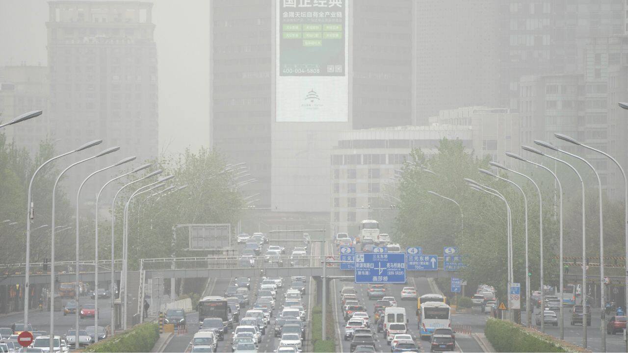 In Beijing, buildings and traffic were shrouded by low visibility. The IQAir website showed an air quality index of 540 for the capital and labelled its air pollution level as “hazardous.” The Beijing Municipal Ecological and Environmental Monitoring Center issued the highest air pollution warning. (Image: AP) (With inputs from agencies)