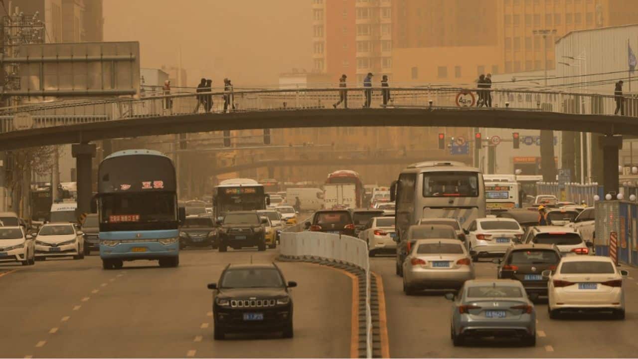 The sandy, dusty weather and strong winds will last until April 16, the National Meteorological Center said in a statement, adding the public should take precautionary measures to guard against poor air quality. (Image: AFP)