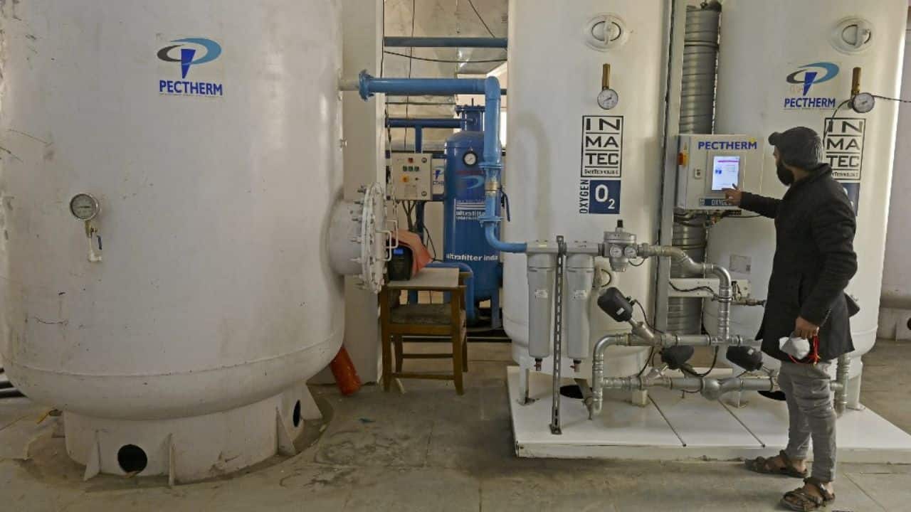 A medical staff operates an oxygen plant during a mock drill to check preparations of Covid-19 facilities at JLNM hospital in downtown Srinagar. (Image: AFP)