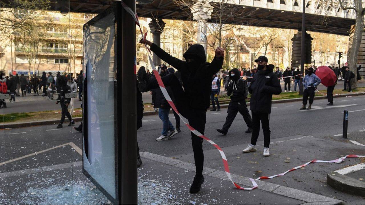 The interior ministry said 570,000 people had demonstrated on April 6, sharply down from the 740,000 it counted last week. Official figures remain well below organisers' counts, with the CGT union claiming 400,000 people had turned up to the Paris protest while the ministry tallied 93,000. (Source: AFP)