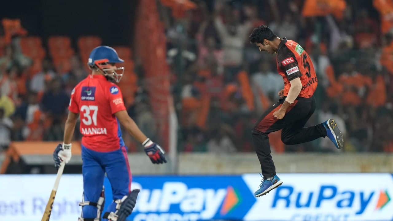 Washington Sundar wrecked the Delhi top order. He dismissed Warner, Sarfaraz Khan and Aman Khan in the space of five deliveries in the eighth over. Delhi suddenly went from 57-2 to 62-5. (Source: AP) Washington Sundar wrecked the Delhi top order. He dismissed Warner, Sarfaraz Khan and Aman Khan in the space of five deliveries in the eighth over. Delhi suddenly went from 57-2 to 62-5. (Source: AP)
