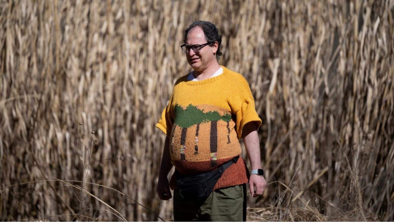 Barsky -- a self-styled "knitting artist" -- has won over fans with his freehand knitting and his unique sweater designs, which are inspired by landscapes and nature, monuments or works of art. Niagara Falls, Stonehenge, the New York City skyline, penguins, robots, the Wizard of Oz: Barsky takes it all on and has sweaters not just for Christmas but for every occasion -- birthdays, Valentine's Day, Hanukkah, you name it. (Source: AFP) Barsky -- a self-styled "knitting artist" -- has won over fans with his freehand knitting and his unique sweater designs, which are inspired by landscapes and nature, monuments or works of art. Niagara Falls, Stonehenge, the New York City skyline, penguins, robots, the Wizard of Oz: Barsky takes it all on and has sweaters not just for Christmas but for every occasion -- birthdays, Valentine's Day, Hanukkah, you name it. (Source: AFP)