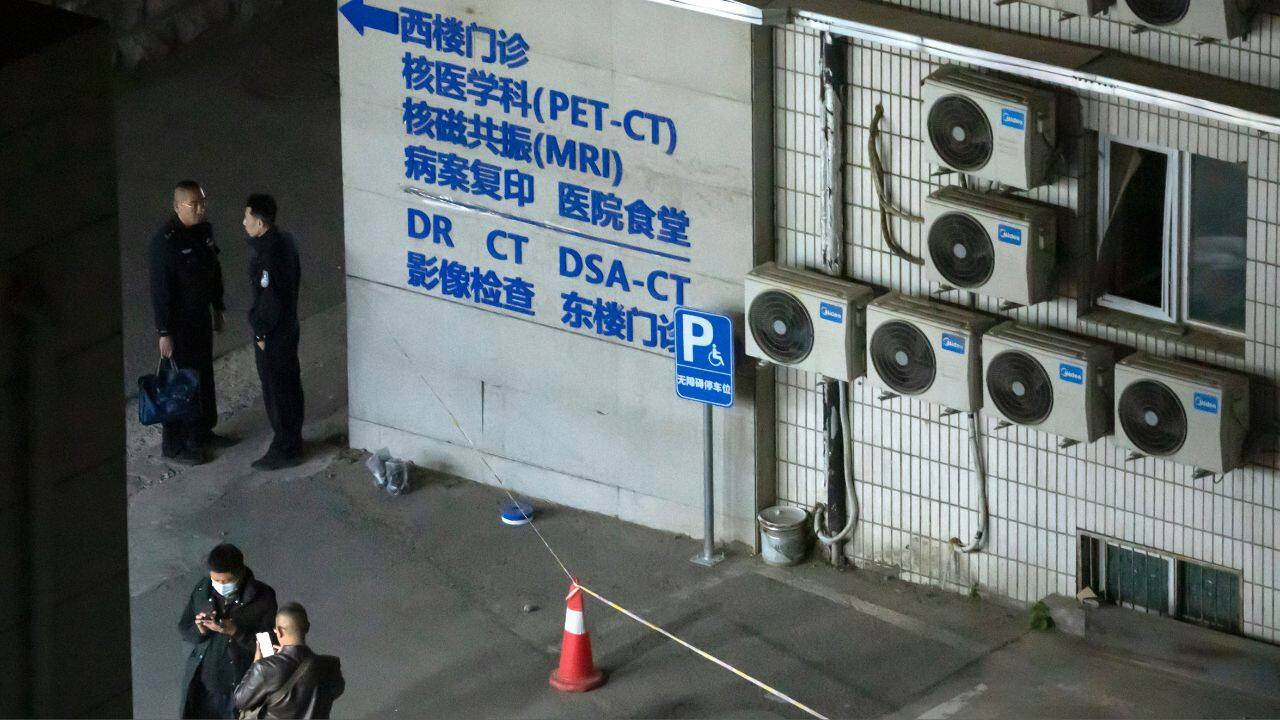 The fire at the private Changfeng Hospital that broke out on April 18 afternoon forced dozens of people to evacuate and prompted some of those who were trapped to escape from windows using bedsheets tied together. (Source: AP)