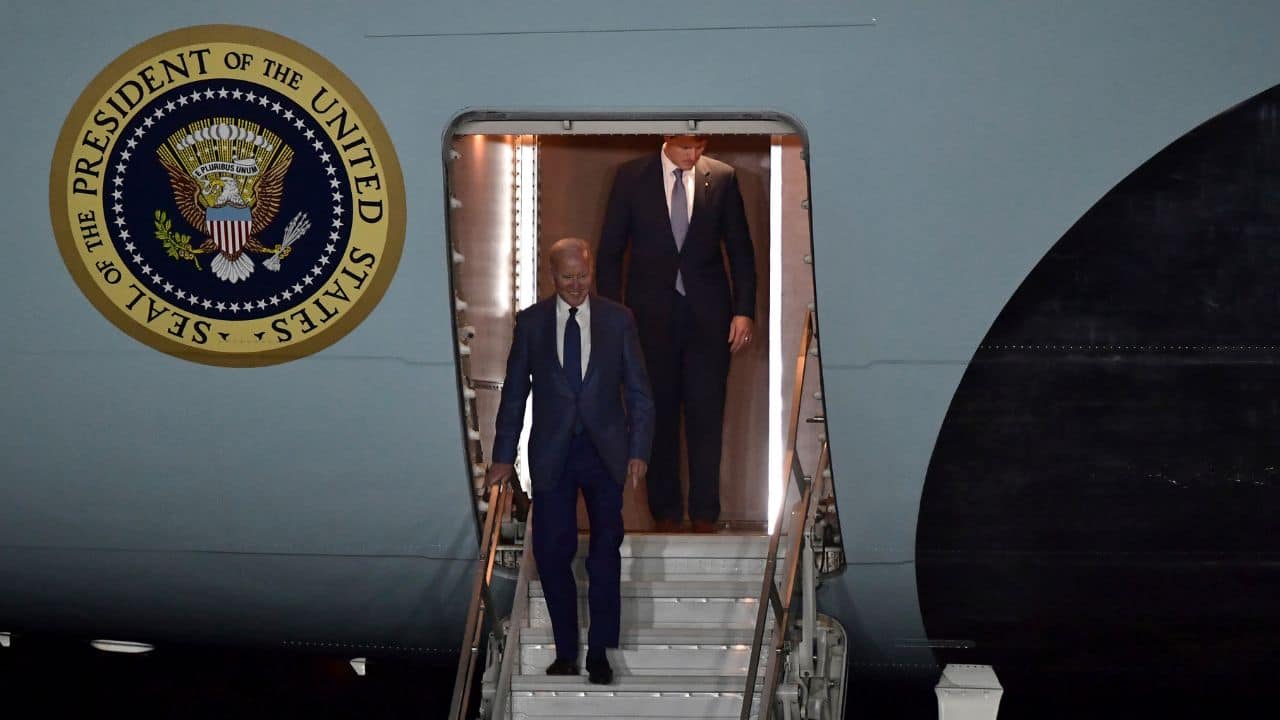 US President Joe Biden landed in Northern Ireland on April 11, hoping to help maintain the fragile peace brokered 25 years ago after decades of sectarian violence over British rule. (Image: AP)