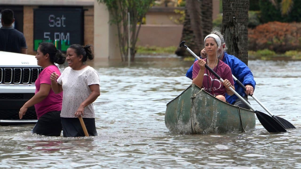 South Florida downpours leave many stranded, airport shut | See Pics ...
