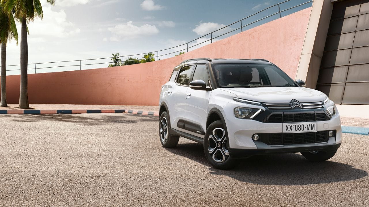 The wide C-pillar adds verticality and strength to the body, while neat rear quarter windows add to the feeling of light and space for passengers. Windows and long rear doors enhance the feeling of height, light and visibility, and allow easy access to the rear rows of seats. (Source: Citroen)