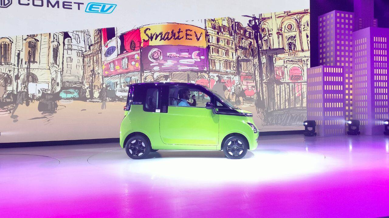 Another highlight of the tech is that there is no start-stop button for the Comet. To start the car, the brake pedal needs to be depressed twice. The steering wheel is a two-spoke unit with what looks like old, iPod-inspired audio controls. For rear passenger ingress and egress, the front passenger seat gets a one-touch tumble feature. Additionally, the rear seats can be split 50:50 and folded down entirely to make more room for luggage.