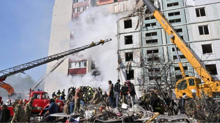 Should Ukraine take the war into Russia? - Vimarsana News