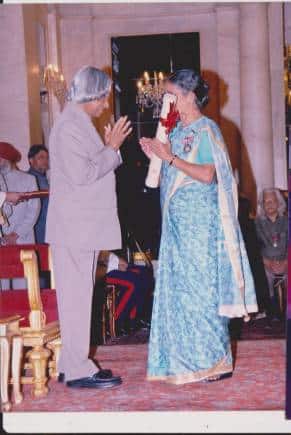 Sudha Varghese receiving the Padma Shri award from then president APJ Abdul Kalam in 2006. (Photo courtesy Nari Gunjan, Dinapur, Bihar)