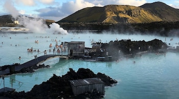 The temperature of the water in Iceland's Blue Lagoon hot springs is 37 degrees Celsius. (Photo: Wikimedia Commons)