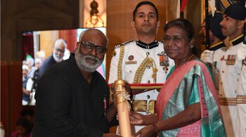 MM Keeravani receives his Padma Shri from President Droupadi Murmu on Wednesday. (Image credit: @rashtrapatibhvn/Twitter)