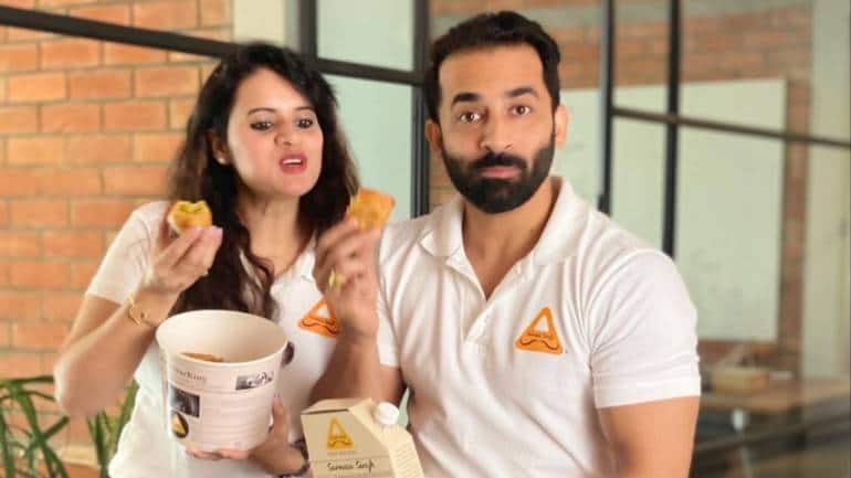 Meet the Bengaluru couple who sold their flat to sell samosas. Now, they make Rs 12 lakh a day - Vimarsana News
