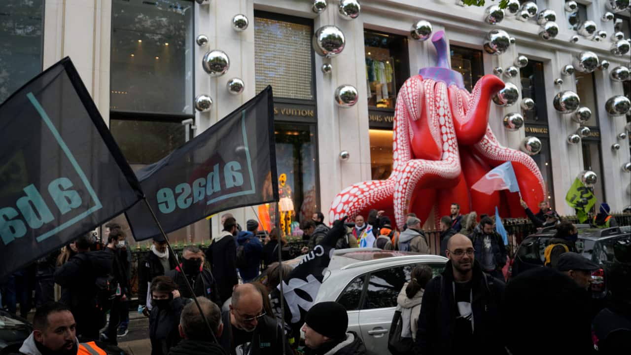 Para pengunjuk rasa di Prancis menyerbu markas orang terkaya di dunia.  Lihat gambar