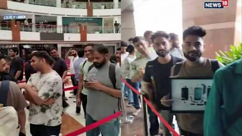 Watch: Long queues outside Apple Saket ahead of store launch - Vimarsana News