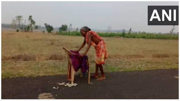 Elderly Woman Walks Barefoot With A Chair To Collect Pension Sbi Responds To Nirmala Sitharaman 1548