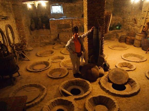 Georgian traditional kvevri jugs buried in a winery in Kakheti. (Photo: Tomasz Przechlewski via Wikimedia Commons)