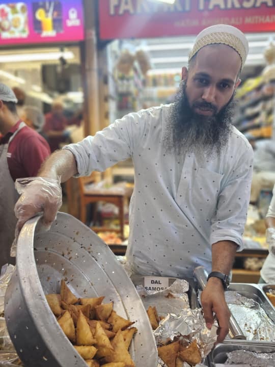 Mansoor Ali serving Kheema Samosa at Fakhri Farsan Mart. (Photo by Deepali Nandwani)