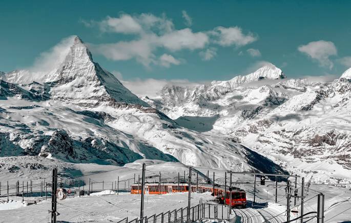 A celebrity-favourite, Zermatt is a quaint ski town situated in the Swiss Alps. (Photo: Victor He via Unsplash)