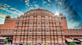 The 953 jharokhas, or small windows, of Hawa Mahal filter light into the interior spaces of the palace, creating a play of light and shadow. (Phoro: Ankur Bagai via Pexels)