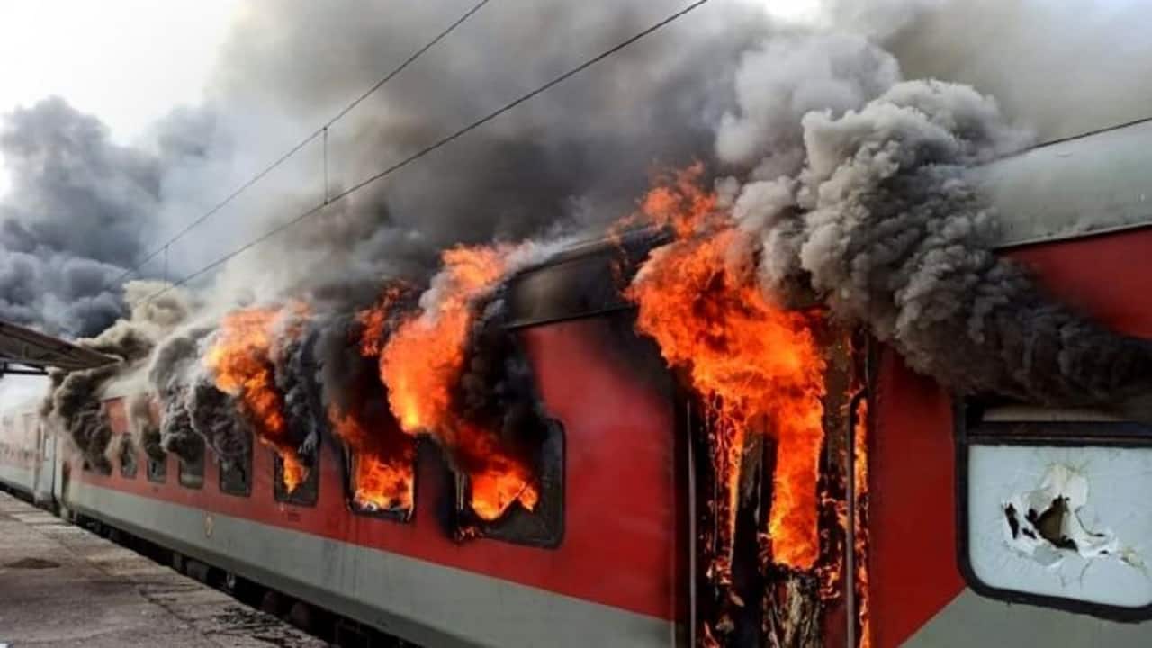 Fire breaks out in coach of Yoga Express in Haridwar, no casualties - Vimarsana News