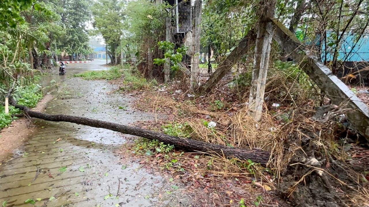Seawater raced into more than 10 low-lying wards near the shore as Cyclone Mocha made landfall in Rakhine state on May 14 afternoon, he said. Residents moved to roofs and higher floors, while the wind and storm surge prevented immediate rescue. “After 4 p.m. yesterday, the storm weakened a bit, but the water did not fall back. Most of them sat on the roof and at the high places of their houses the whole night. The wind blew all night,” the rescue group leader said. (Source: AP)