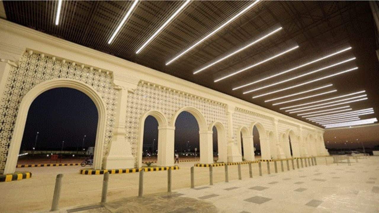 The façade of the Terminal Building in both the city and the airside depicts the temple architecture of the famous JK Temple of Kanpur. The interiors of the Terminal Building are based on various local themes such as textiles, leather industries and the city’s renowned public figures like poet Shyamlal Gupta and sage Maharishi Valmiki. (Image: PIB)