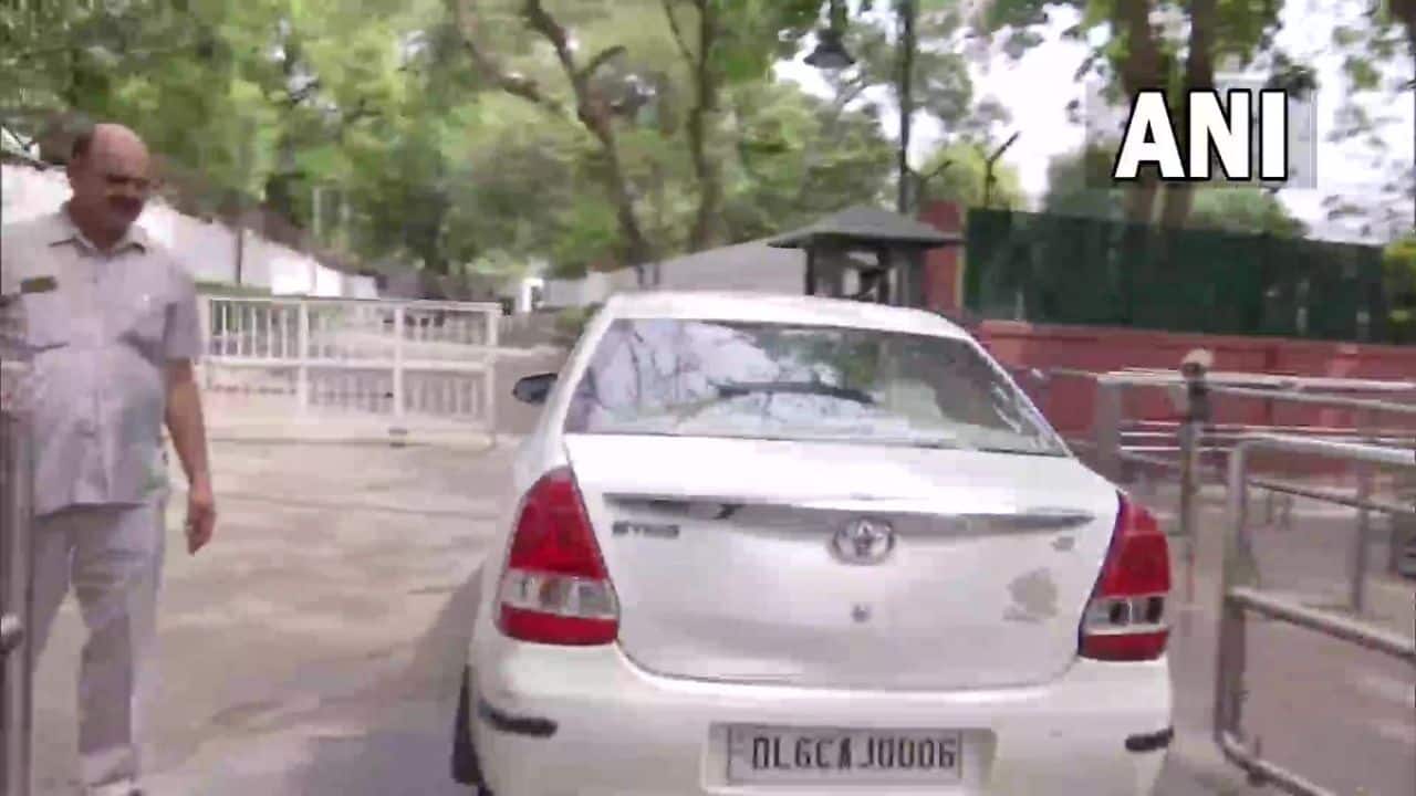 Karnataka Congress working president Eshwar Khandare and other MLAs continue to arrive at the residence of party president Mallikarjun Kharge as the suspense continues over Karnataka CM post. Karnataka Congress working president Eshwar Khandare and other MLAs continue to arrive at the residence of party president Mallikarjun Kharge as the suspense continues over Karnataka CM post.