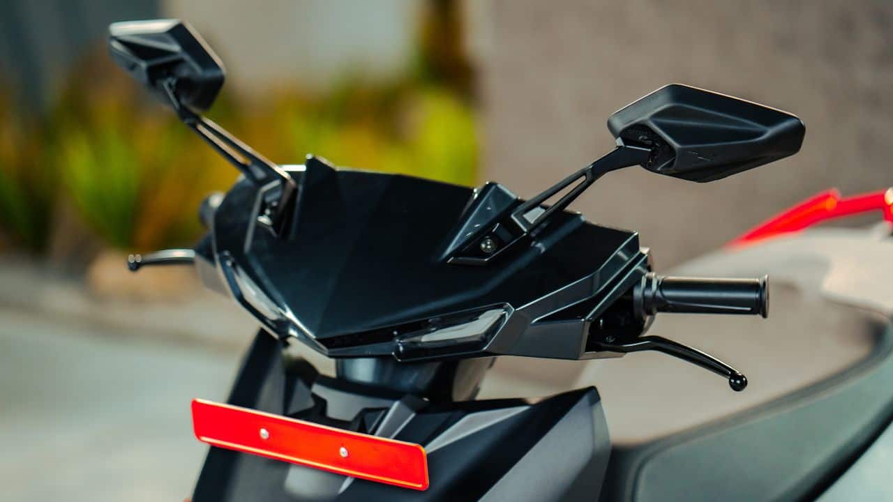 The Simple One e-scooter will be available in four colour options - black, red, blue and white - and two dual-tone options - white and black - with red alloy wheels and highlights. (Image: Simple Energy)
