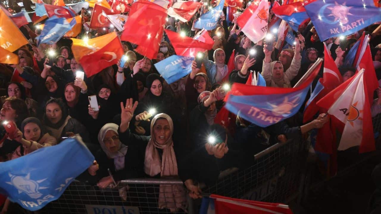 &quot;Erdogan is going to win. He's a real leader. The Turkish people trust him and he has a vision for Turkey,&quot; Hamdi Kurumahmut told AFP in Istanbul. &quot;Of course there are things that need to be improved, on the economy, education or the refugee policy. But we know he's the one who can sort all that out,&quot; added the 40-year-old tourism sector worker. (Source: AFP)