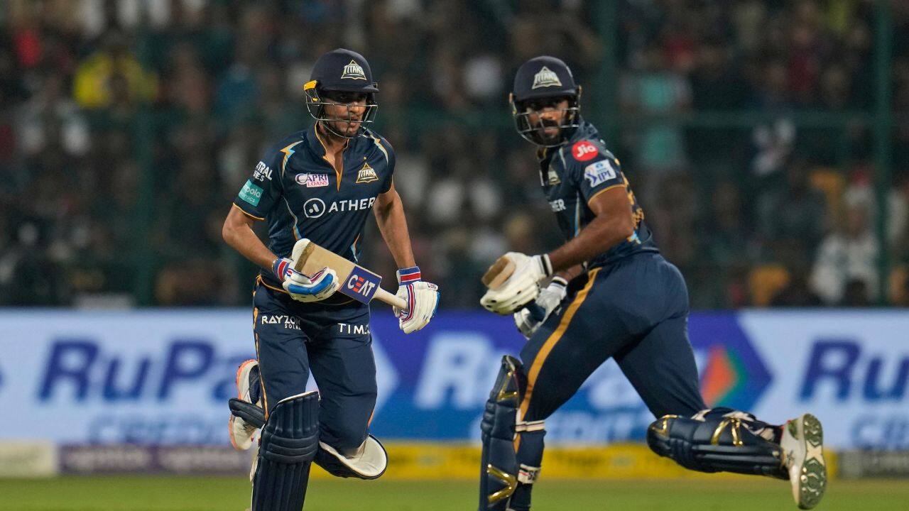 Gill and Shankar put on a match-winning 123 runs for the second wicket. Gill raised the victory and also completed his second successive century with a straight six off Wayne Parnell in the final over. (Source: AP)