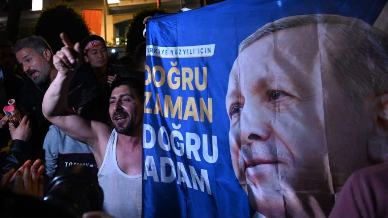Betul Yilmaz, 26, wanted to keep the faith in a Kilicdaroglu victory if he sealed an alliance with Ogan. &quot;But it's going to be close,&quot; the young woman said. &quot;If Kilicdaroglu wins... a beautiful time awaits us. I don't want to even think about a scenario in which Erdogan wins,&quot; Emin Serbest, 33, an employee of Istanbul's municipal authority, told AFP as the count continued. (Source: AFP)