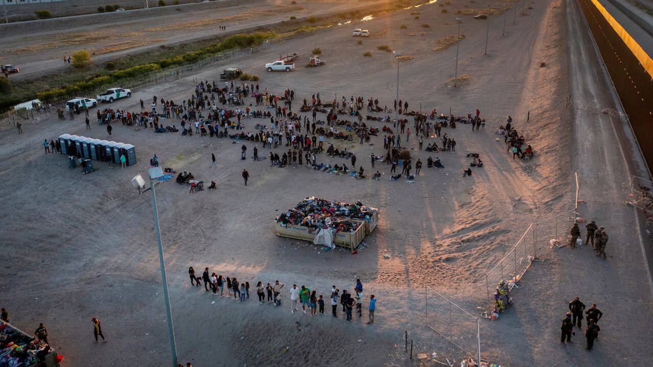 Border agents managed long lines of migrants, and watched over crowds of those sitting and waiting to be processed by immigration authorities. In El Paso, Texas, lines of migrants waited in the dust outside a gate in the border fence. (Image: AP)