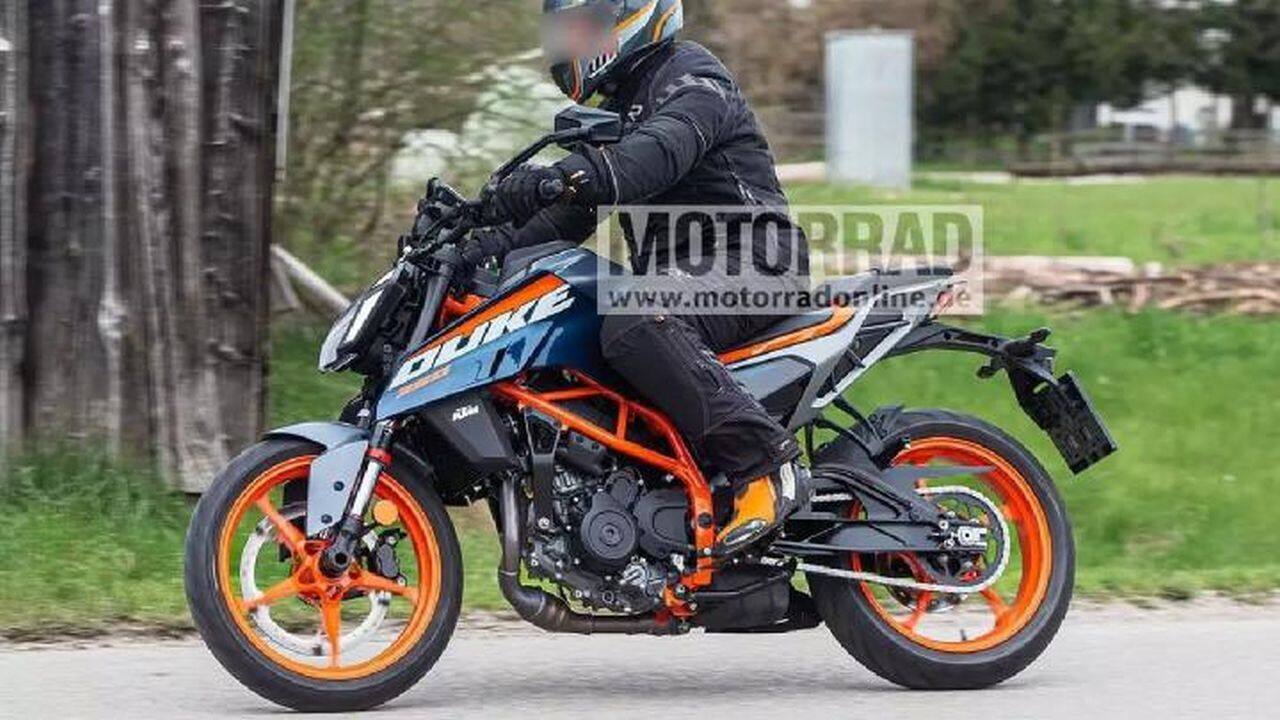 2023 KTM Duke 390 | The 390 Duke is all set for its launch and this time, it is all-new. And by that, we don’t mean just the design. Apparently, KTM has been working on a new 399cc engine alongside the new design and chassis. However, we aren’t sure if the bigger engine will produce higher output figures. What we do know is that the new Duke should be just as much fun, if not more, as the current-gen 390. We should also be able to see a new instrument cluster along with the same set of features such as three ABS modes, slipper-clutch, ride-by-wire throttle and a quickshifter. (Image source: Motorradonline)