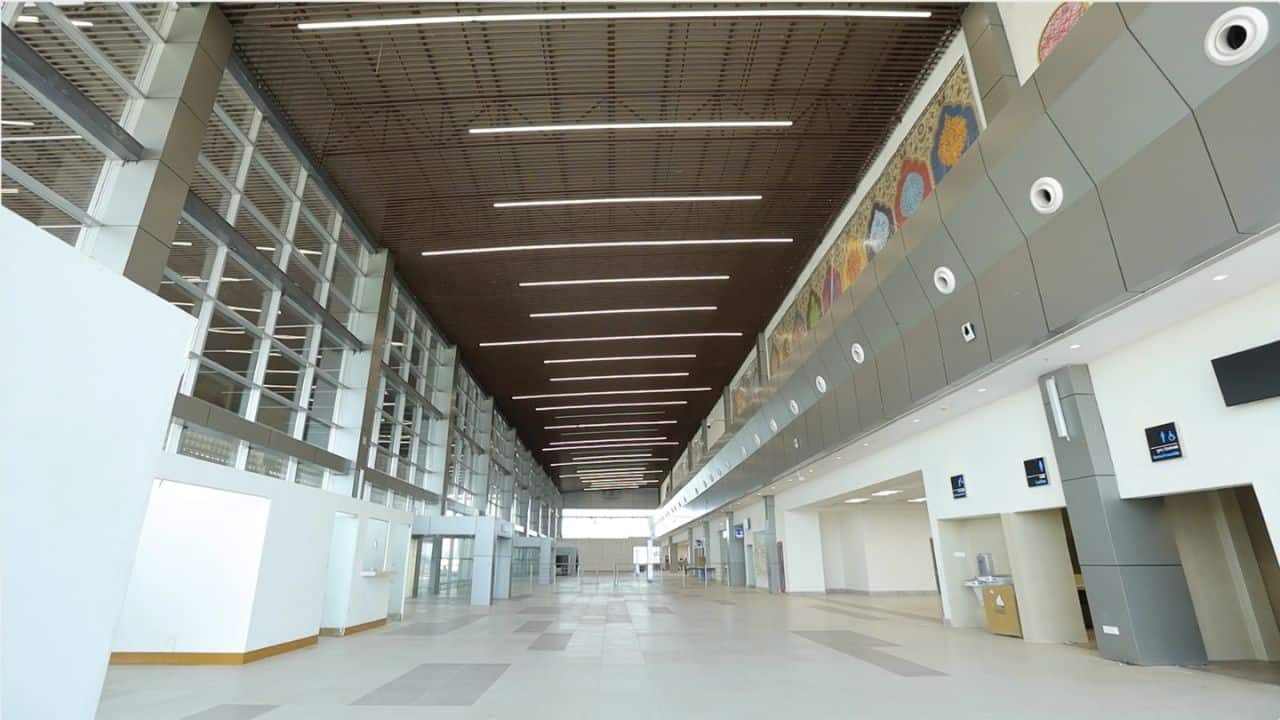 There is a spacious concessionaire area covering 850 square meters, offering a diverse range of retail and dining options for travellers. Tactile paths have been made to ensure accessibility and ease of navigation for passengers with visual impairments. (Image: Twitter @AAI_Official)