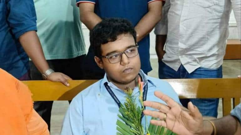 West Bengal board topper was asked whom he credits for his success. 'Me,' he replied - Vimarsana News
