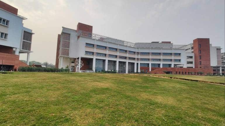 South Asian University slammed for offering Rs 8,000 salary to PhD, postgraduate job seekers - Vimarsana News