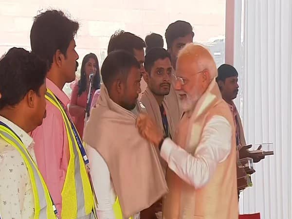 PM Modi also felicitated a group of workers who formed a part of the construction of the new pariament building, one that has come up adjecent to the old building. Image: ANI