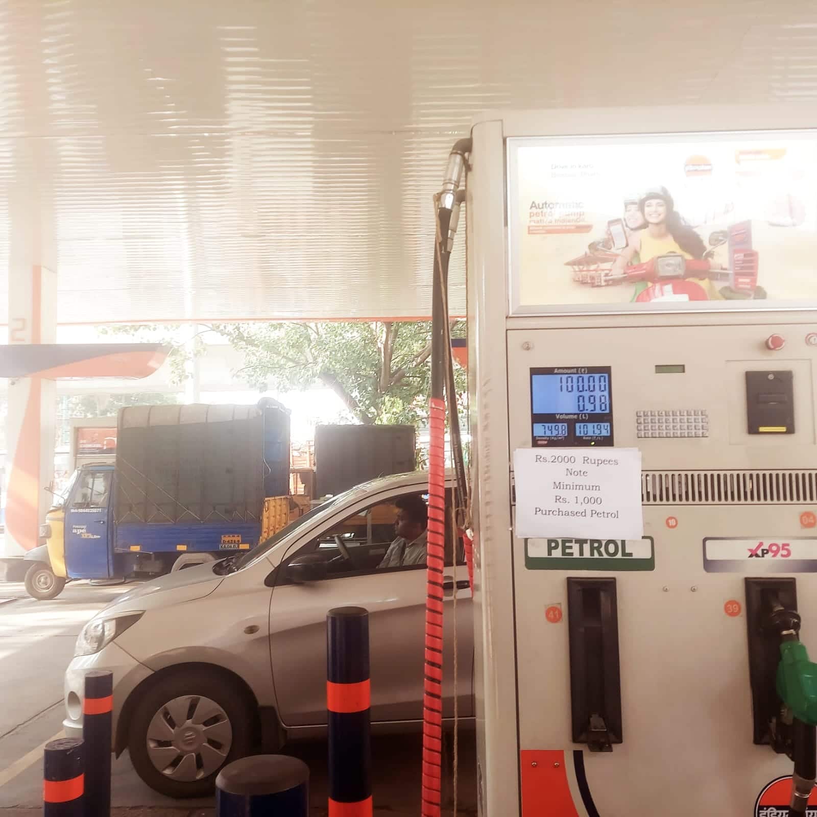 Rs 2,000 note exchange: Traders, fuel outlets in Bengaluru enforce minimum purchase rule