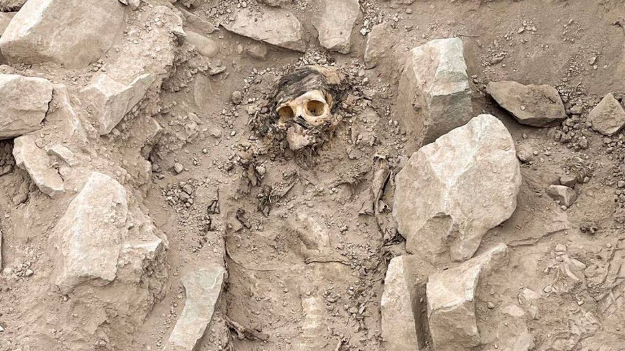 Peruvian archaeologists have discovered an approximately 3,000-year-old mummy in Lima, they said on Wednesday, the latest discovery in the Andean nation dating to pre-Hispanic times. (Image: Reuters)