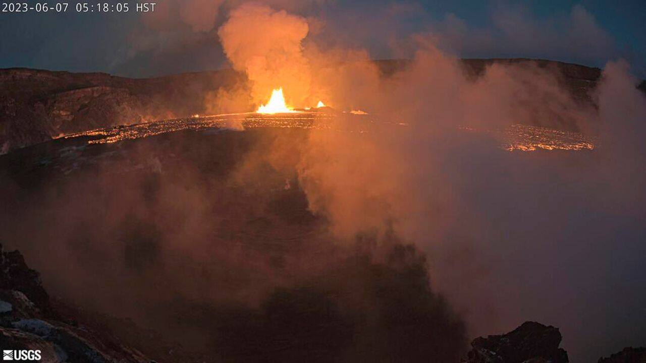 Two small earthquakes jolted Janice Wei awake. As a volunteer photographer for the park who lives in the nearby town of Volcano, she was able to see fountains she estimated to be 150 feet (46 meters) high at around 4:30 a.m. She said she saw about 15 fountains, which were dying down by mid-morning. (Image: US Geological Survey via AP)