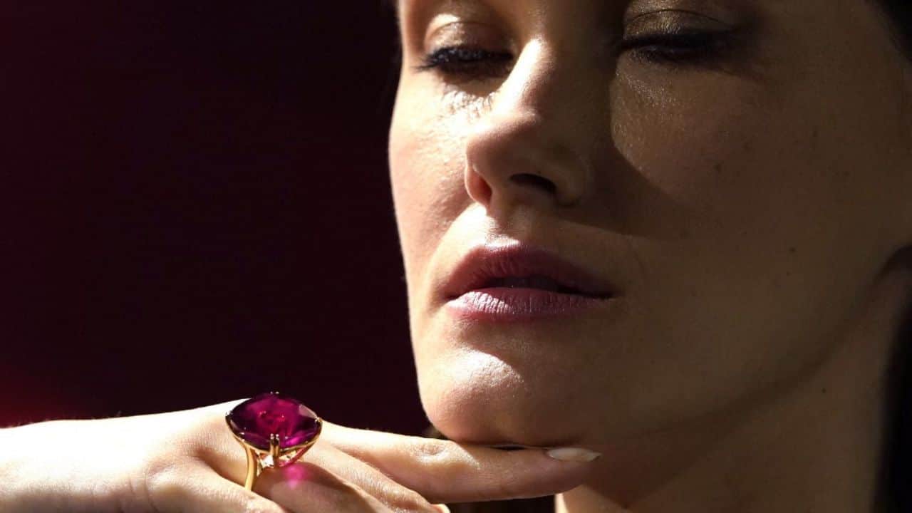 "This is really a true wonder of nature," Quig Bruning, head of jewelry for Sotheby's in the Americas, told AFP. "Any ruby that comes out of the ground that ends up over five carats as a polished ruby is something that's rare. Ten carats is really rare. Twenty carats is almost unheard of. "Any ruby really over 50 carats is a once in a lifetime opportunity," he added. (Source: AFP) "This is really a true wonder of nature," Quig Bruning, head of jewelry for Sotheby's in the Americas, told AFP. "Any ruby that comes out of the ground that ends up over five carats as a polished ruby is something that's rare. Ten carats is really rare. Twenty carats is almost unheard of. "Any ruby really over 50 carats is a once in a lifetime opportunity," he added. (Source: AFP)