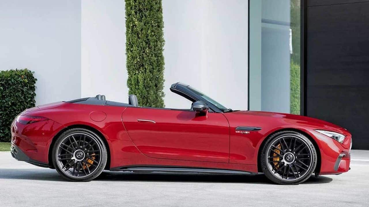 Design-wise, the SL 55 is pretty mean looking. The company has decided that the hardtop roof of the previous generation was too much and has returned to the age-old soft-top for a more traditional appeal. This also means a 21 kg saving in weight. There are similarities with the smaller GT roadster, sure, but the SL also gets its own unique touches such as the Panamericana grill and aggressively structured front bumper and the sharp angular headlamps that finish off the face. On the inside, you get the new large, portrait-style 11.9-inch infotainment system, a 12.3-inch driver’s display and a long list of other features.