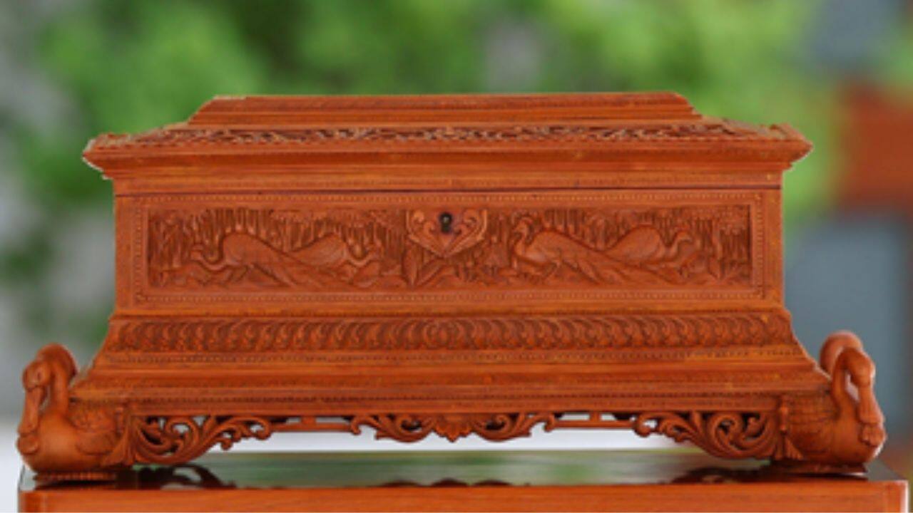 A unique Mysore sandalwood box made by a Jaipur-based craftsman was given as a gift by PM Modi. The Lord Ganesha idol and the Diya (oil lamp) in the box were made by a fifth-generation family of silversmiths from Kolkata and &quot;Das Danam.&quot; When a person reaches the age of 80 years and eight months and reaches the status of &quot;Drishta Sahasrachandro,&quot; or the person who has witnessed 1,000 full moons, &quot;Das Danam&quot; refers to donations given at that time.