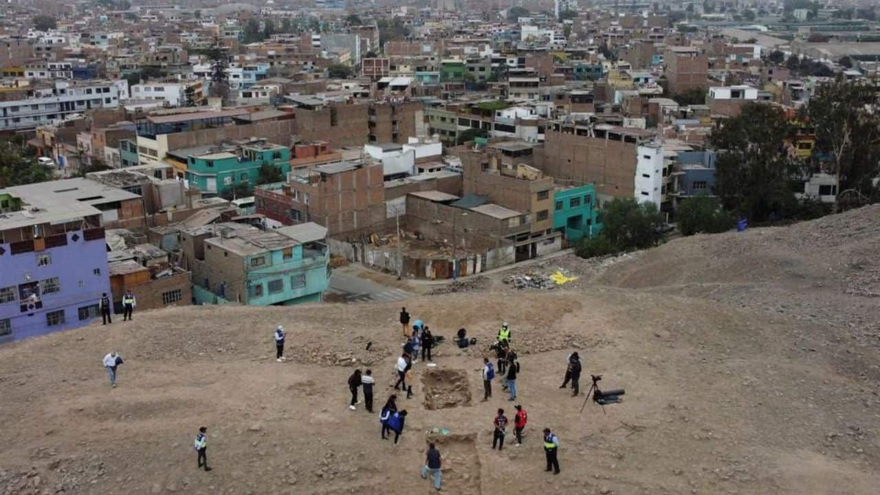 The mummy was probably from the Manchay culture, which developed in the valleys of Lima between 1500 and 1000 BC, archaeologist Miguel Aguilar said, and was associated with the construction of temples built in a U-shape that pointed toward the sunrise. (Image: Reuters)