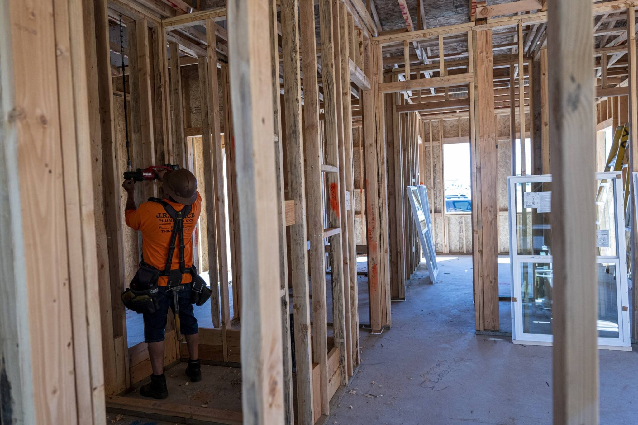 US jobless claims surge to 261,000, highest since October 2021