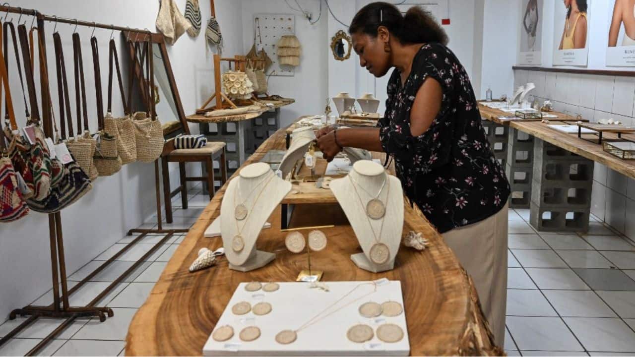 Inside a compound in Papua New Guinea's capital, Betty Nabi is putting six decades of expertise to work, weaving traditional bags that can last a lifetime. The boutique workshop in Port Moresby hosts a group of women who specialise in intricately lacing plant fibres together to make the roomy pouches known as bilums, a symbol of Indigenous pride. (Source: AFP)