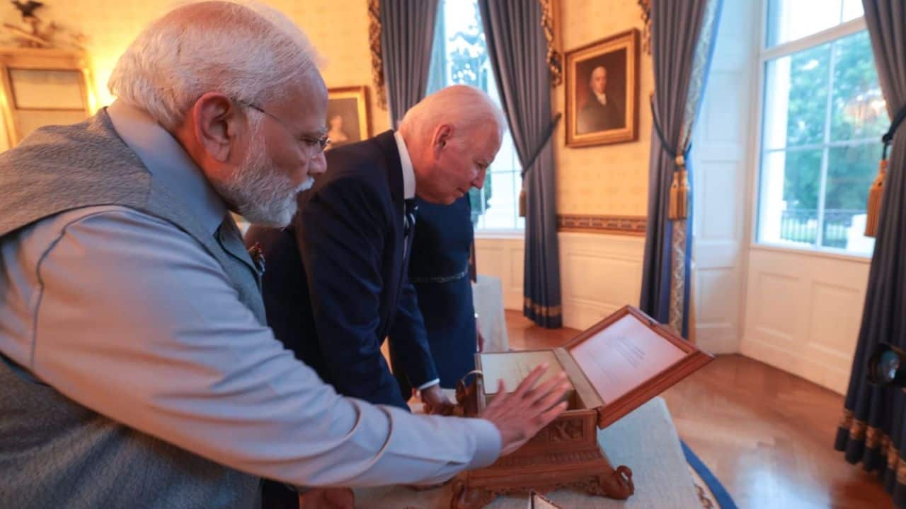 A antique American camera, a hardcover book of American wildlife photography, and a first edition autographed copy of &quot;Collected Poems of Robert Frost&quot; were further gifts from the first couple to the prime minister. (Source: ANI)