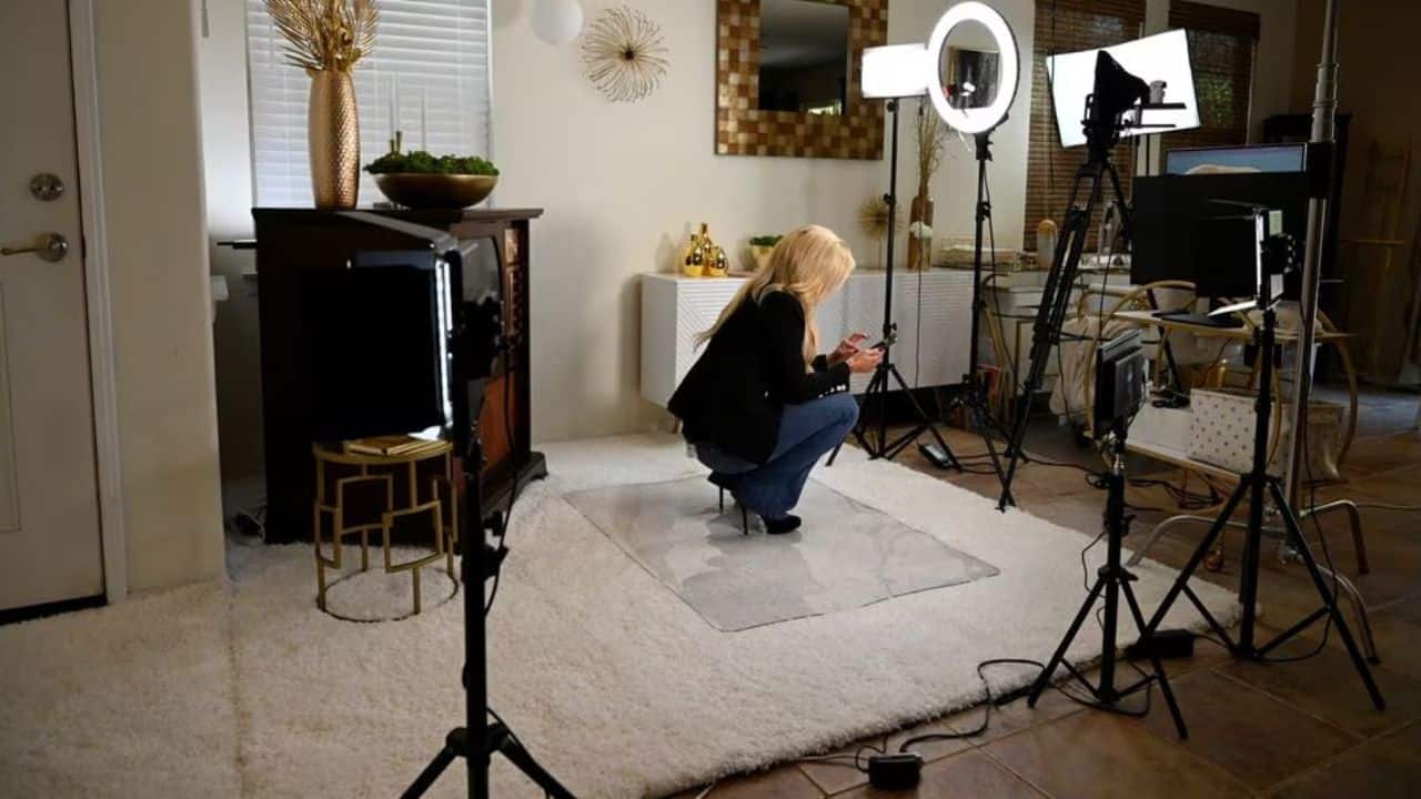 Since 2020, she has also functioned as a one-person newsroom, filming videos to walk her 2.5 million TikTok followers through the biggest national news each day, such as the U.S. debt ceiling deal and the possibility of a TikTok ban in the United States due to the platform's Chinese ownership. “In my deepest, darkest hopes and dreams, I wish that could be the result of all this hard work,” Remillard said, expressing her hope for a new business model for independent journalists. (Image: Reuters) Since 2020, she has also functioned as a one-person newsroom, filming videos to walk her 2.5 million TikTok followers through the biggest national news each day, such as the U.S. debt ceiling deal and the possibility of a TikTok ban in the United States due to the platform's Chinese ownership. “In my deepest, darkest hopes and dreams, I wish that could be the result of all this hard work,” Remillard said, expressing her hope for a new business model for independent journalists. (Image: Reuters)